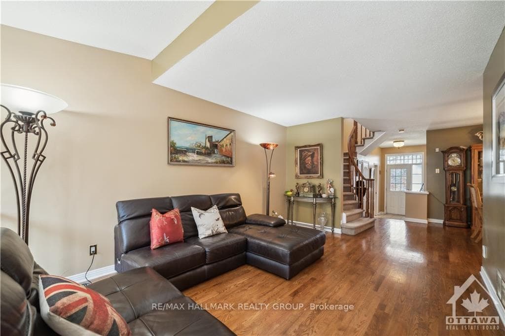 562 WILD SHORE Crescent photo 5
