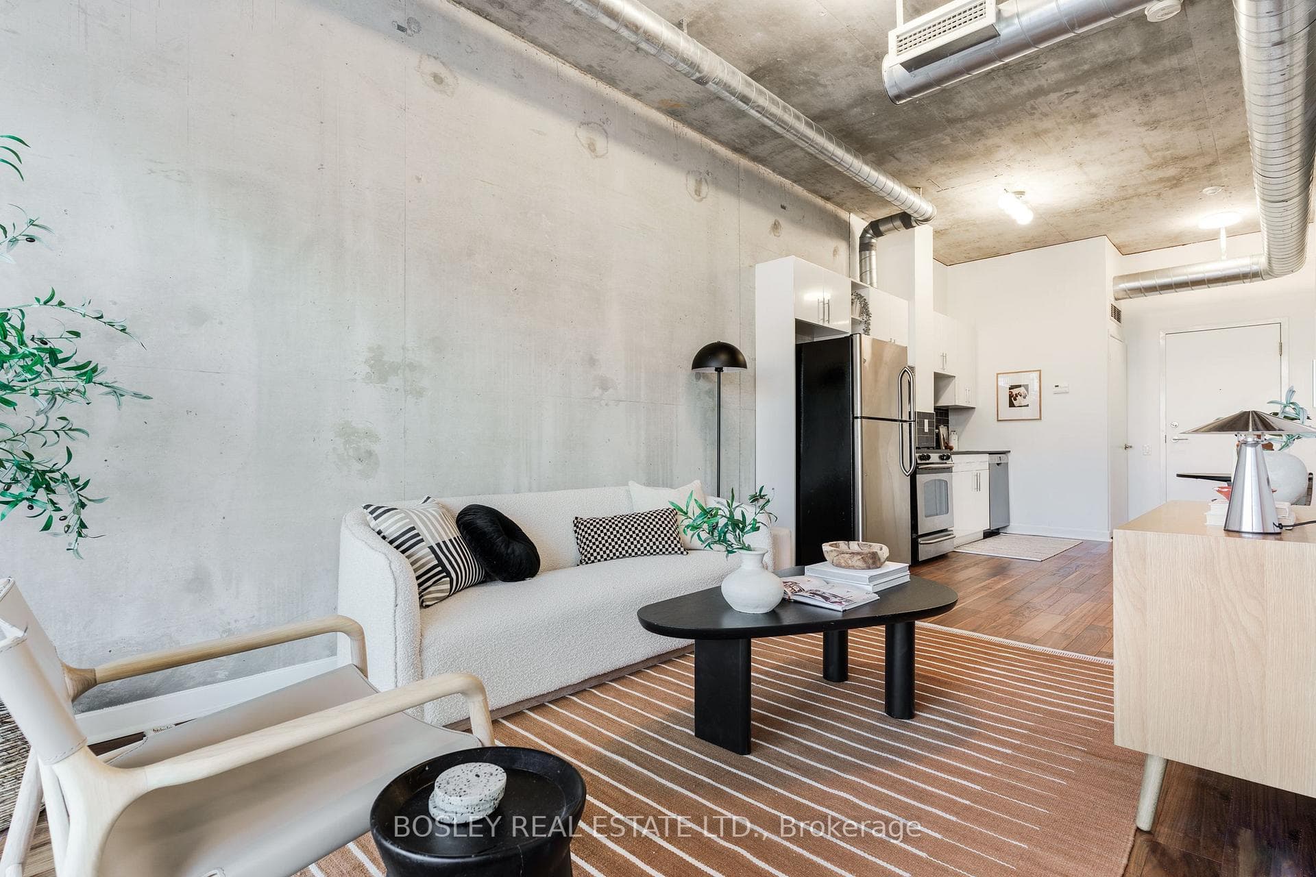 369 Sorauren Avenue Unit 209 photo 3