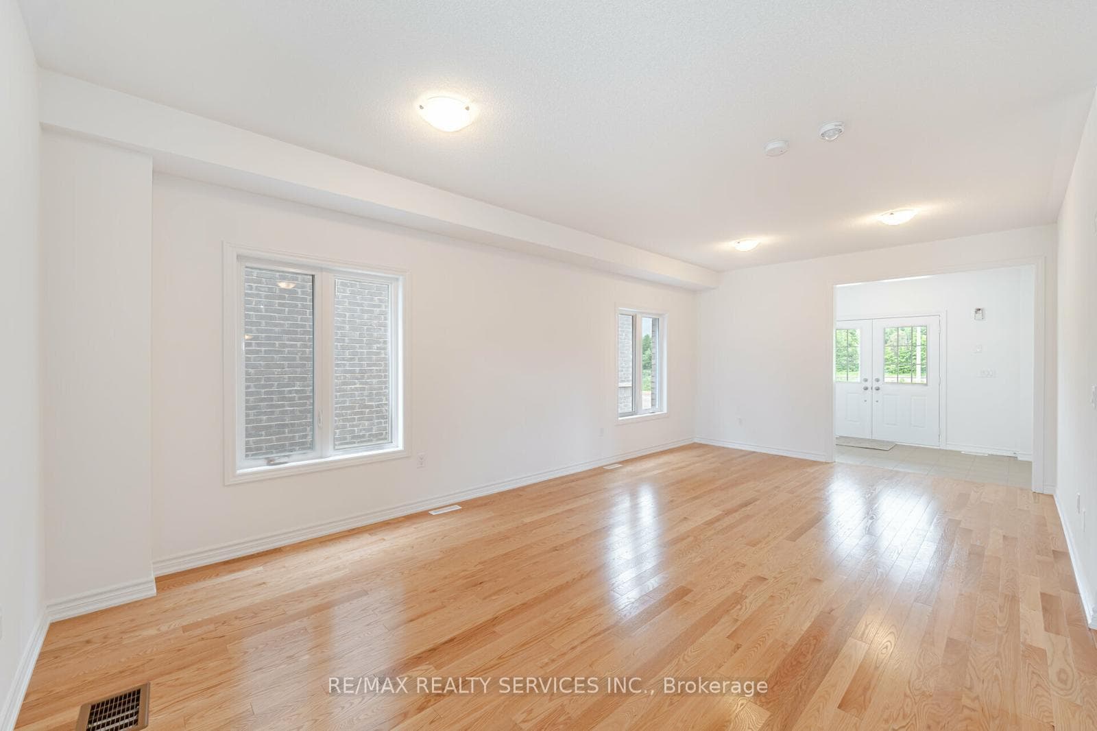 360 Russell Street photo 7