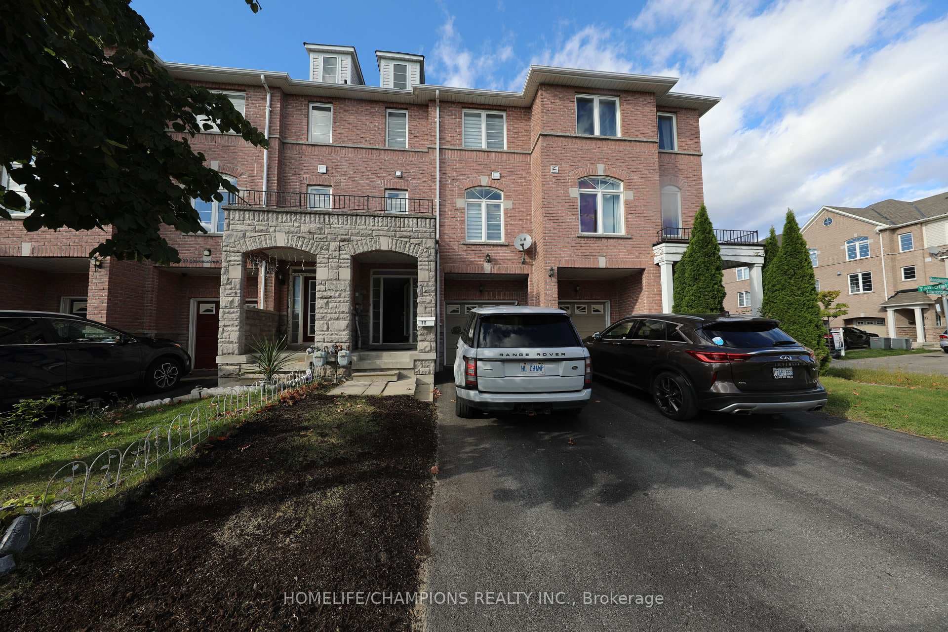 18 Lawrence Town Street photo 2