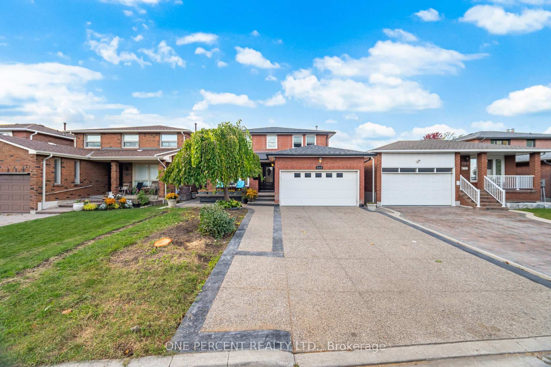 704 Bookham Crescent photo 1