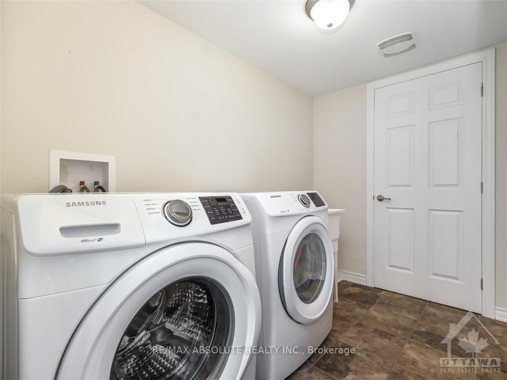 558 FOXLIGHT Crescent photo 18
