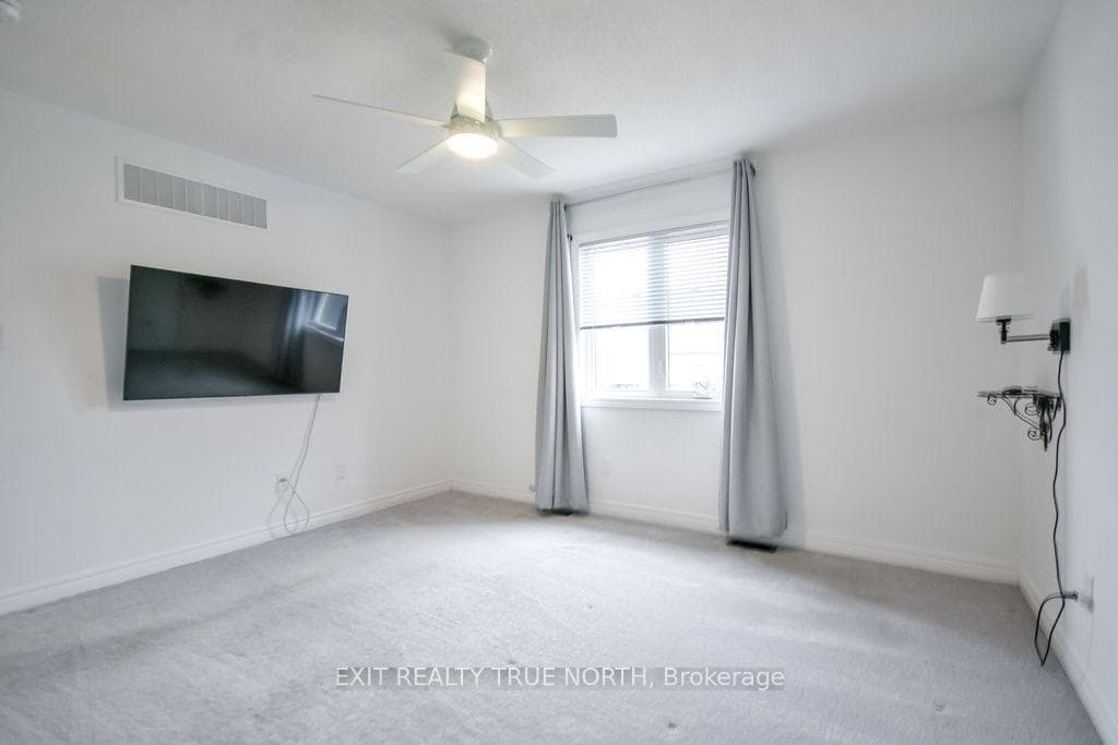 8 Sinclair Crescent photo 24