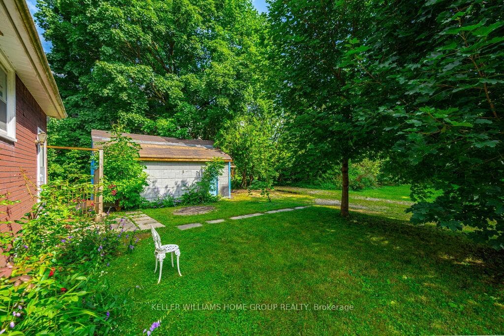 560 St David Street photo 35