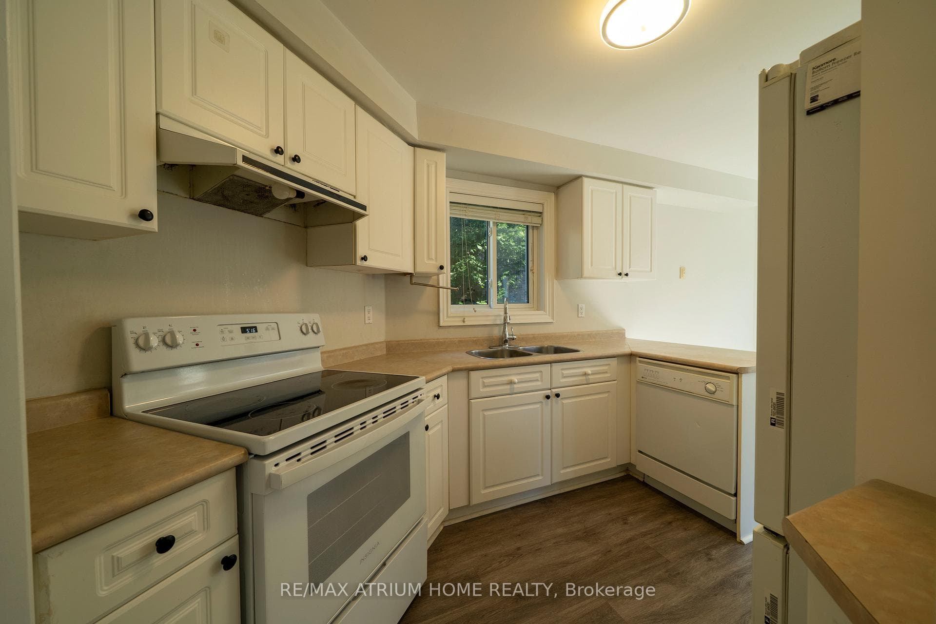 179 Elena Crescent photo 5