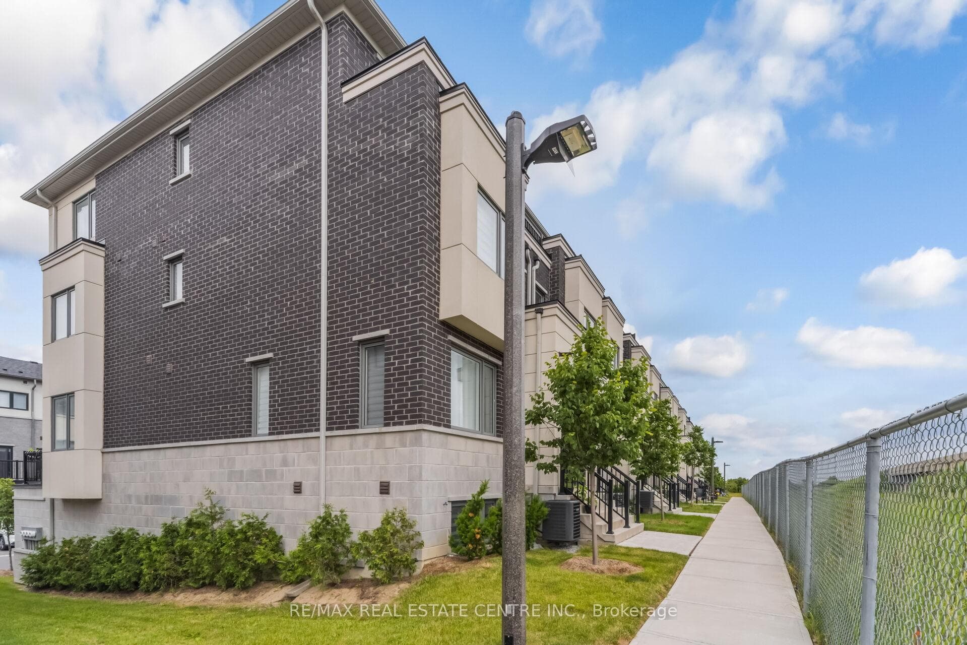 30 Lambert Lane photo 2