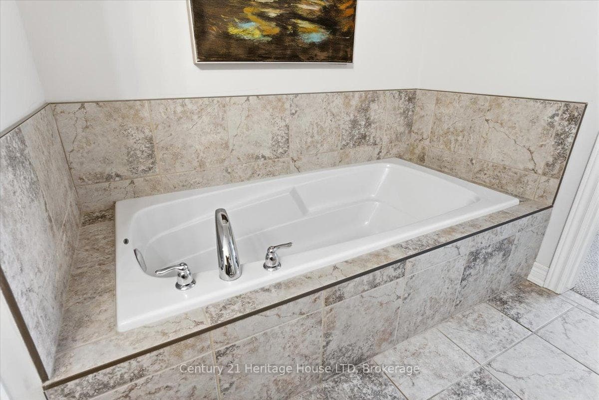 137 Silverwood Avenue photo 19