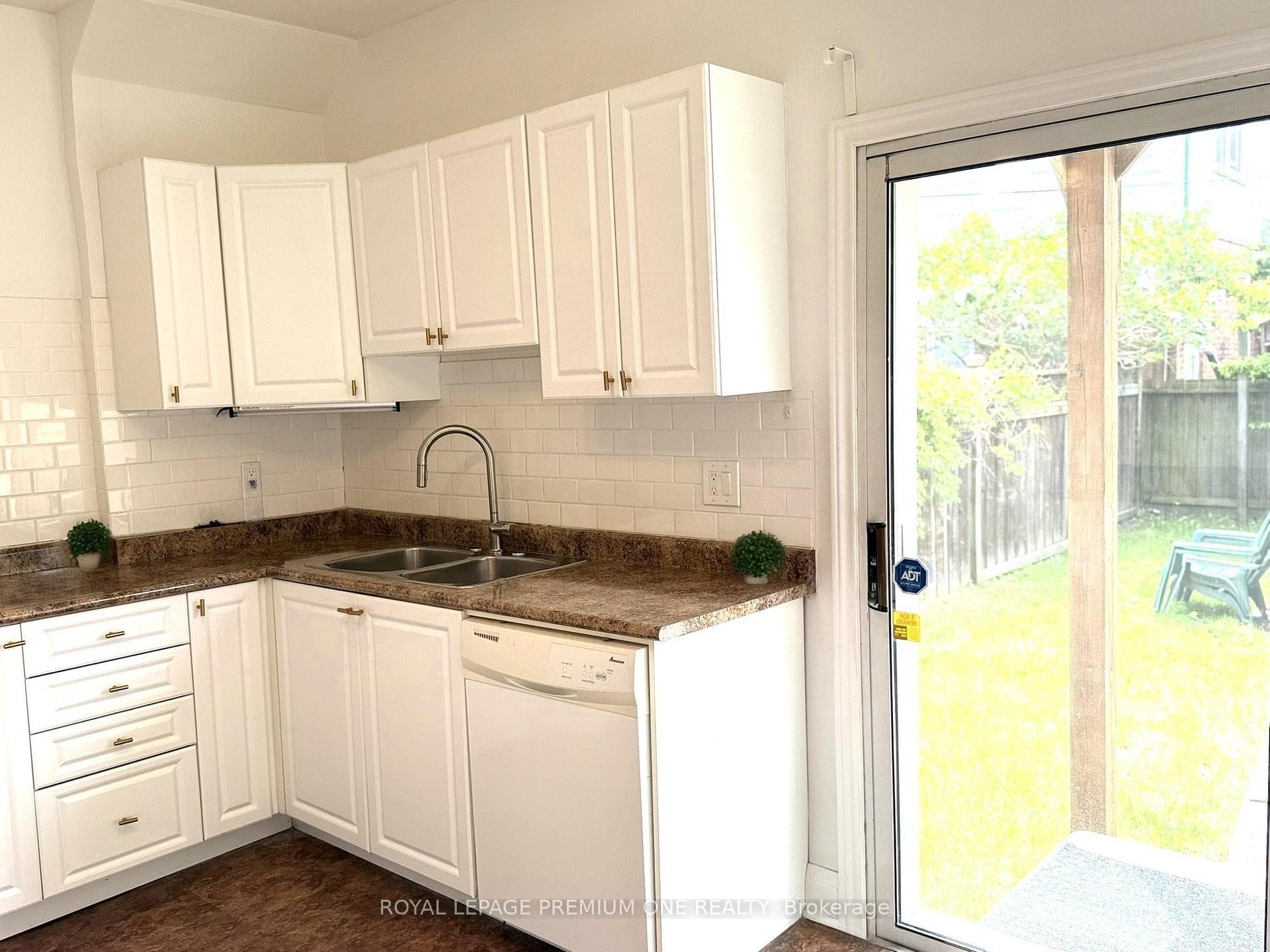 2087 GERRARD Street Unit MAIN photo 9