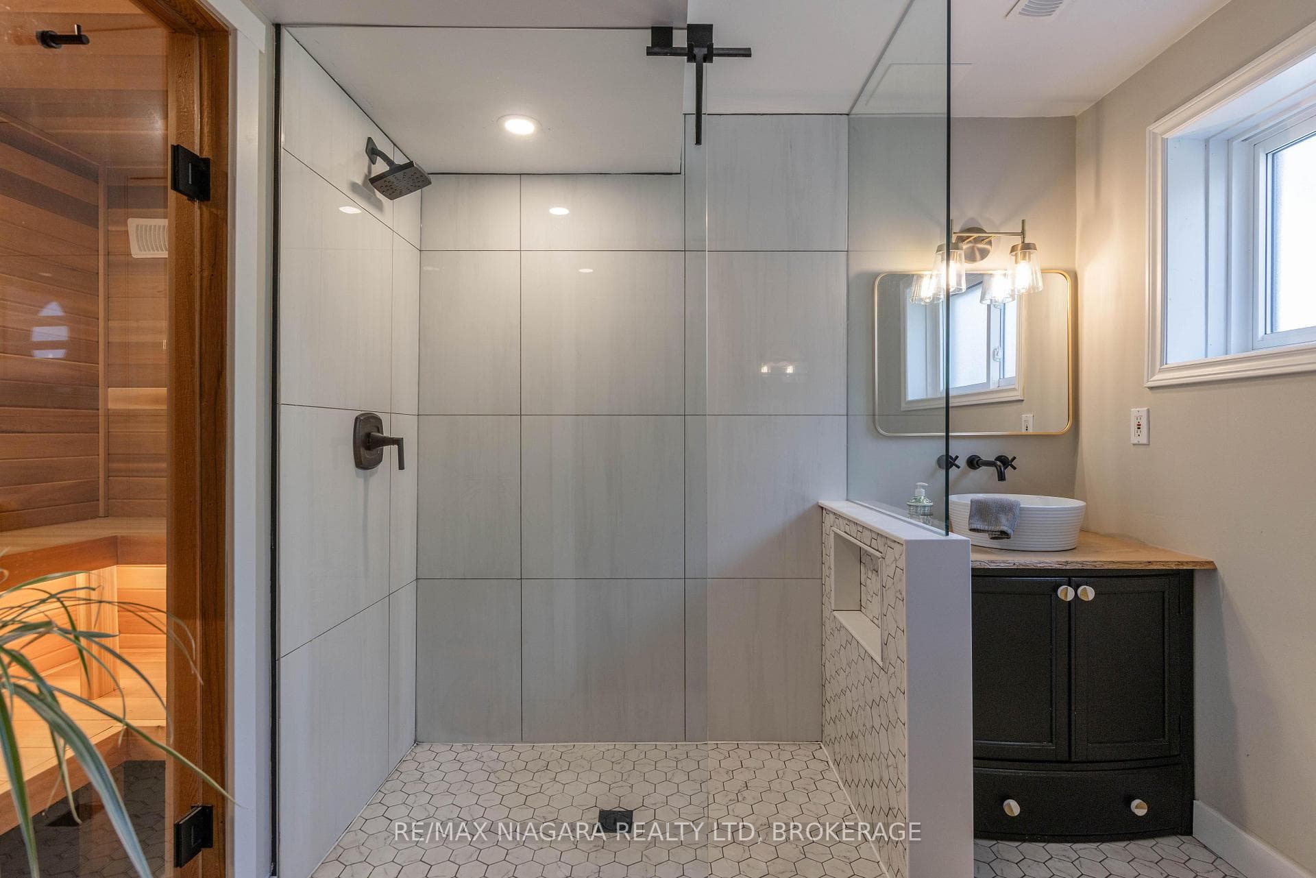 8229 Rideau Street photo 20