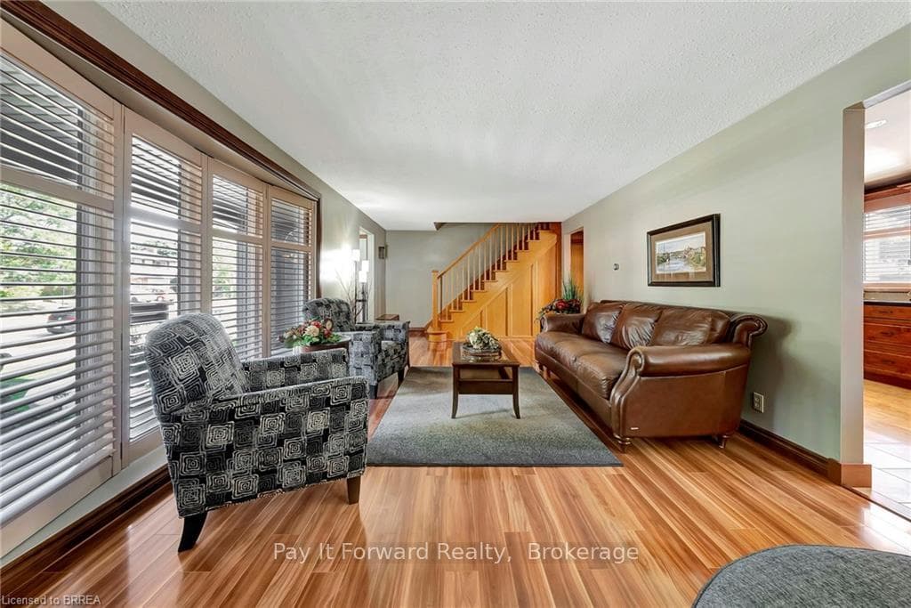 82 Westwood Crescent photo 2