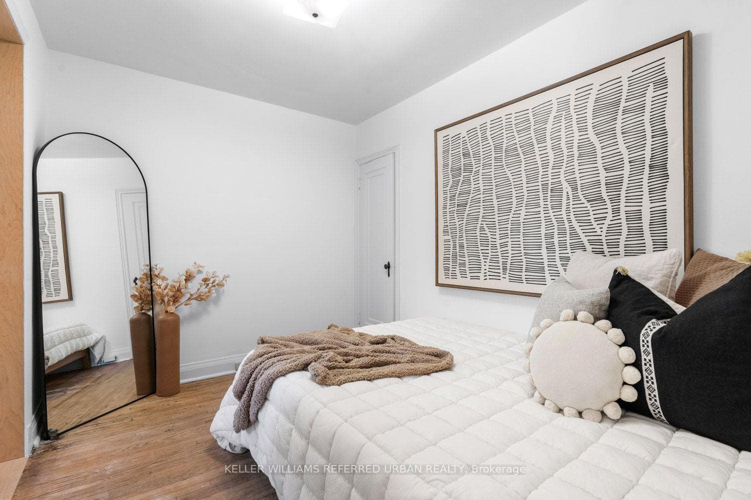 327 Bessborough Drive photo 32