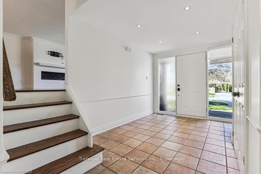 486 ANTHONY Drive photo 4