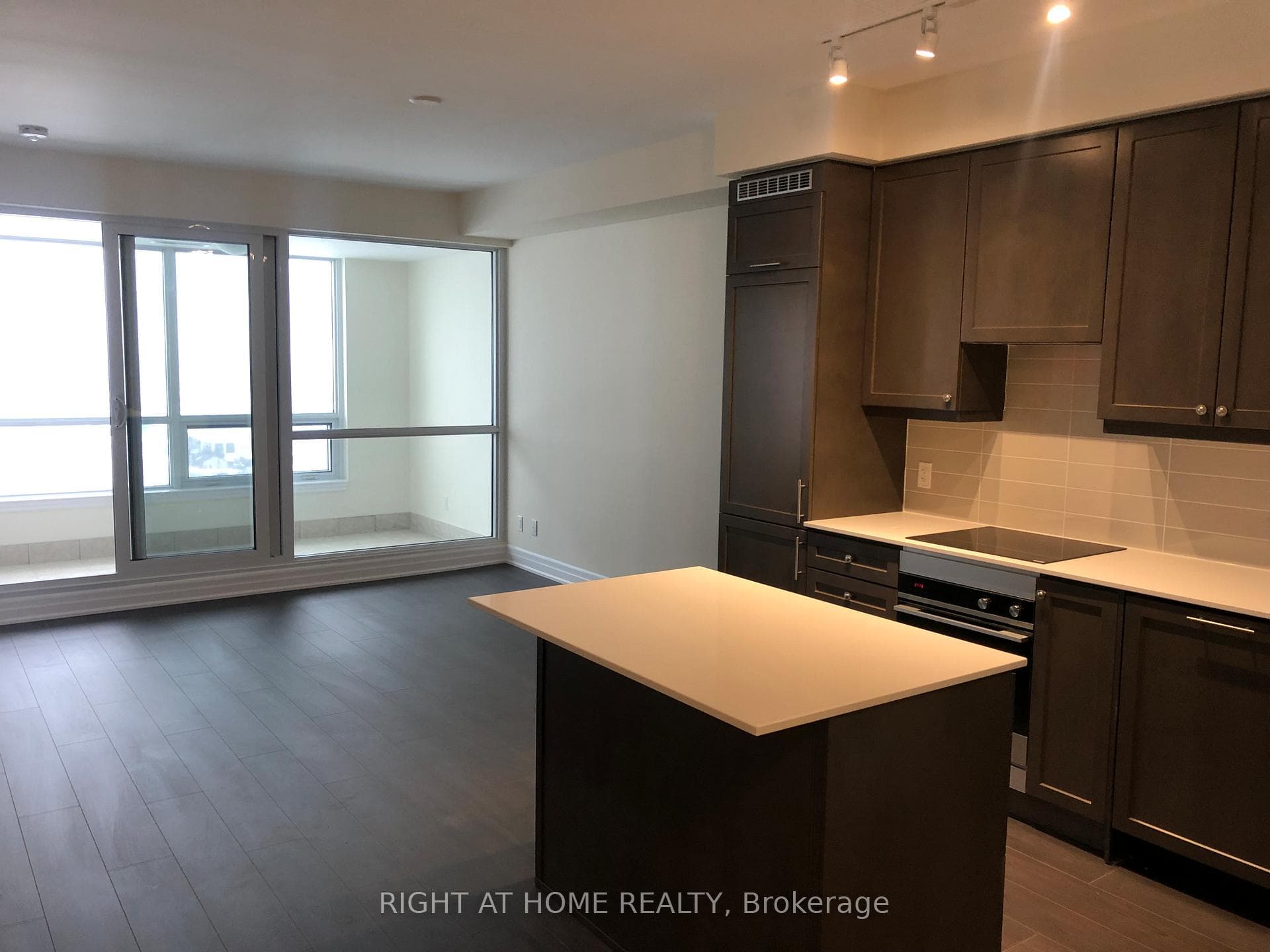 9075 Jane Street Unit 2105 photo 2