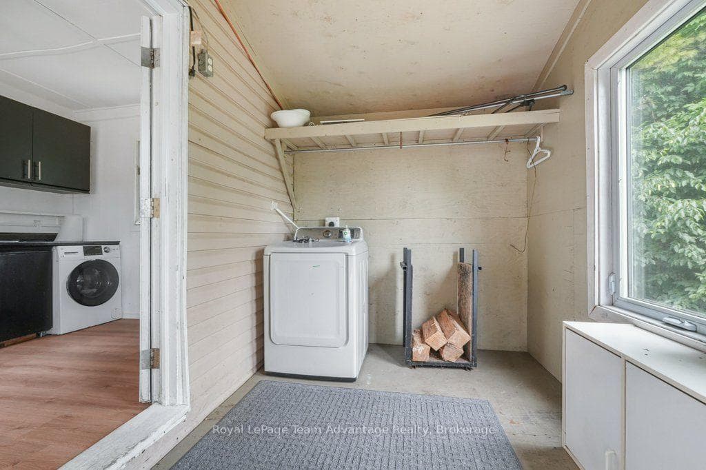 Laundry/foyer