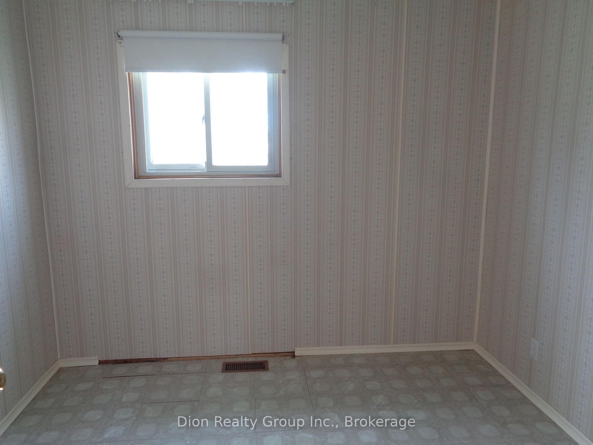 102 Tower Street photo 9