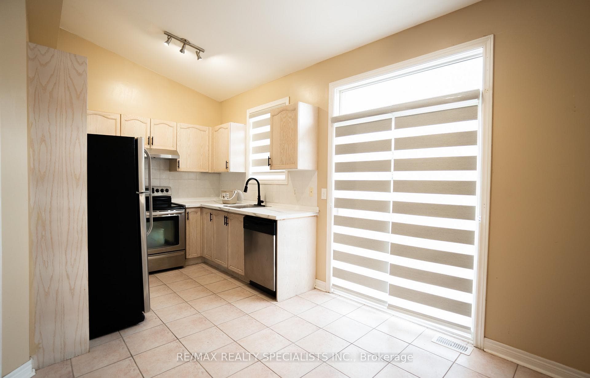 943 Khan Crescent photo 8