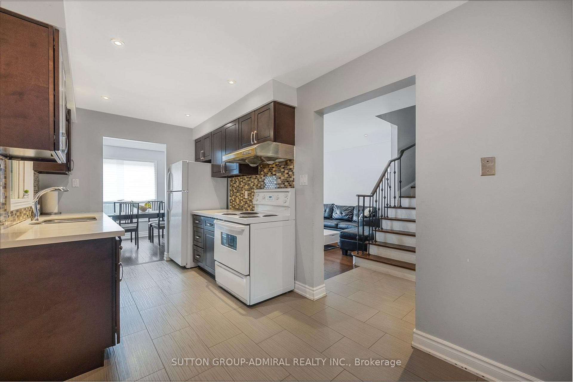 18 White Boulevard photo 9