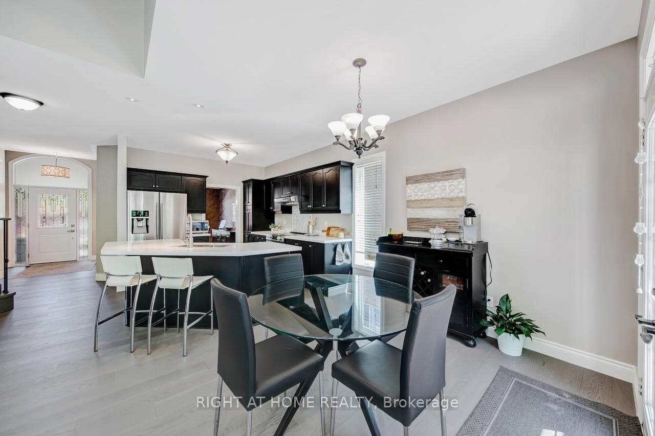Kitchen/Eat-in Area