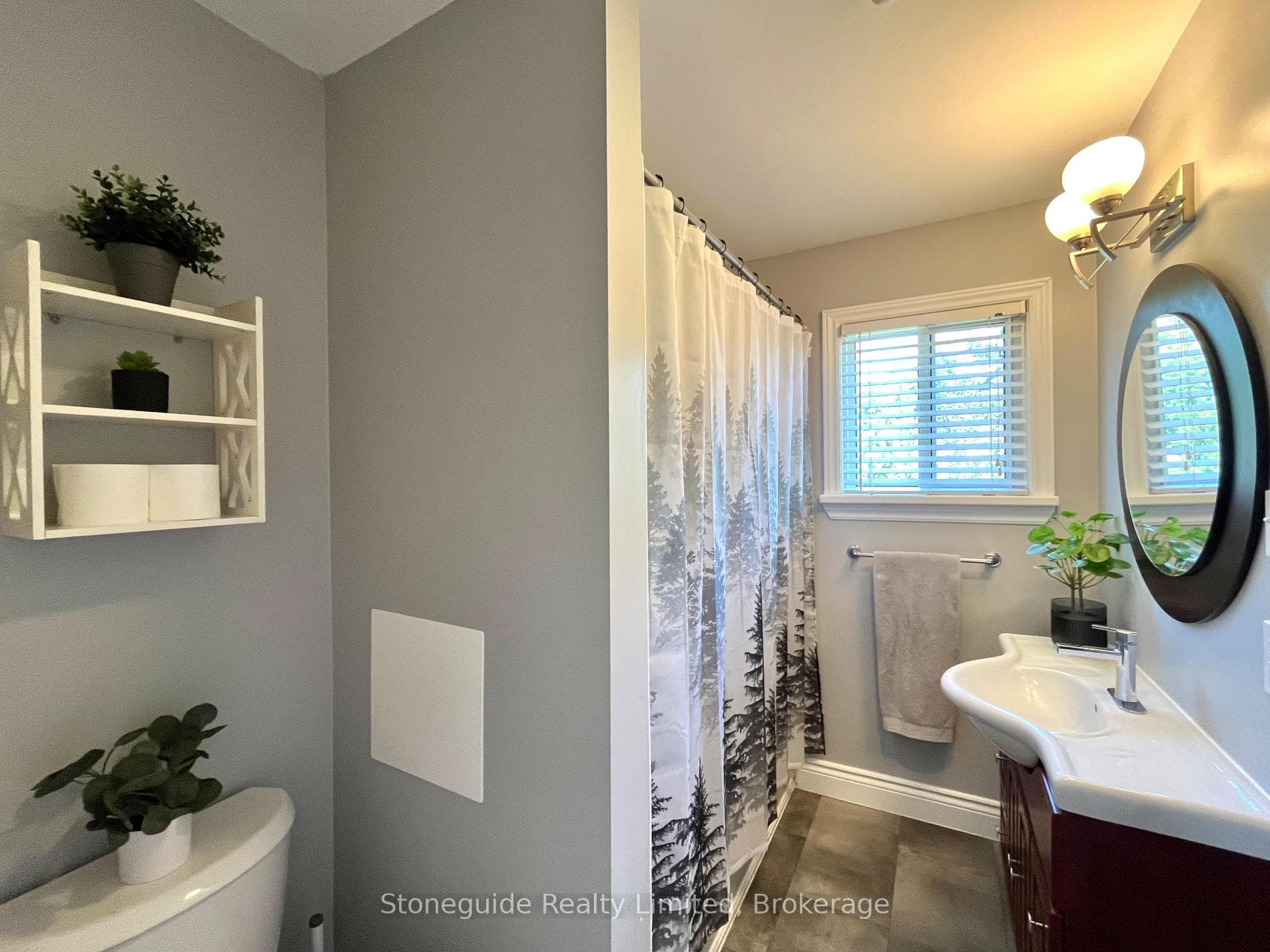Main Floor 4-pc Bathroom