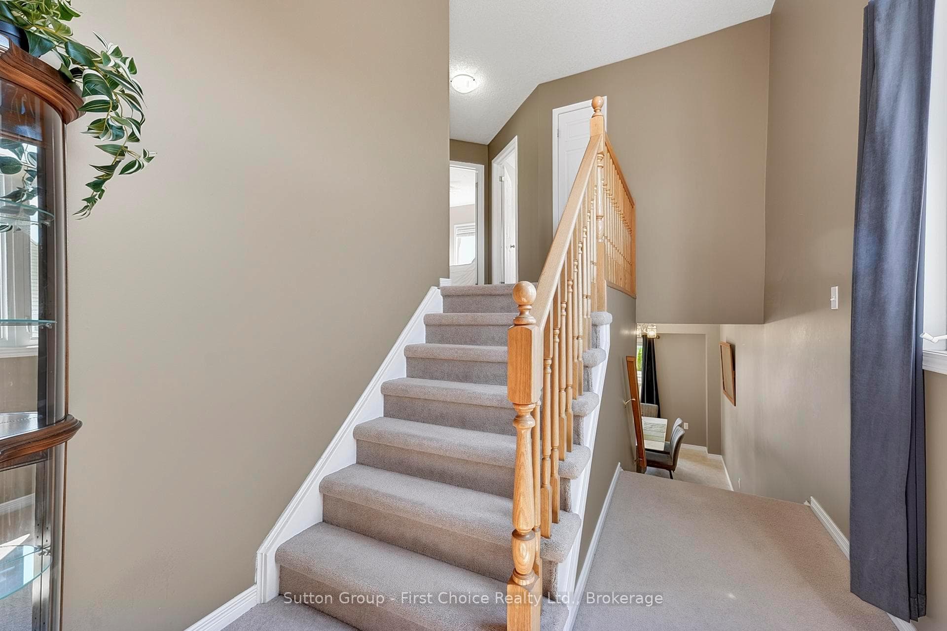 670 Reid Crescent photo 24