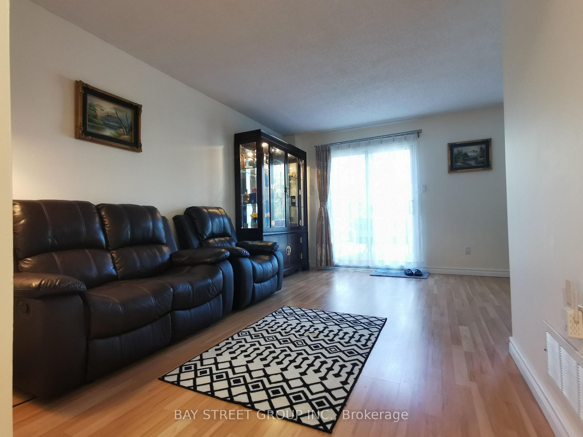 77 Toba Crescent photo 4