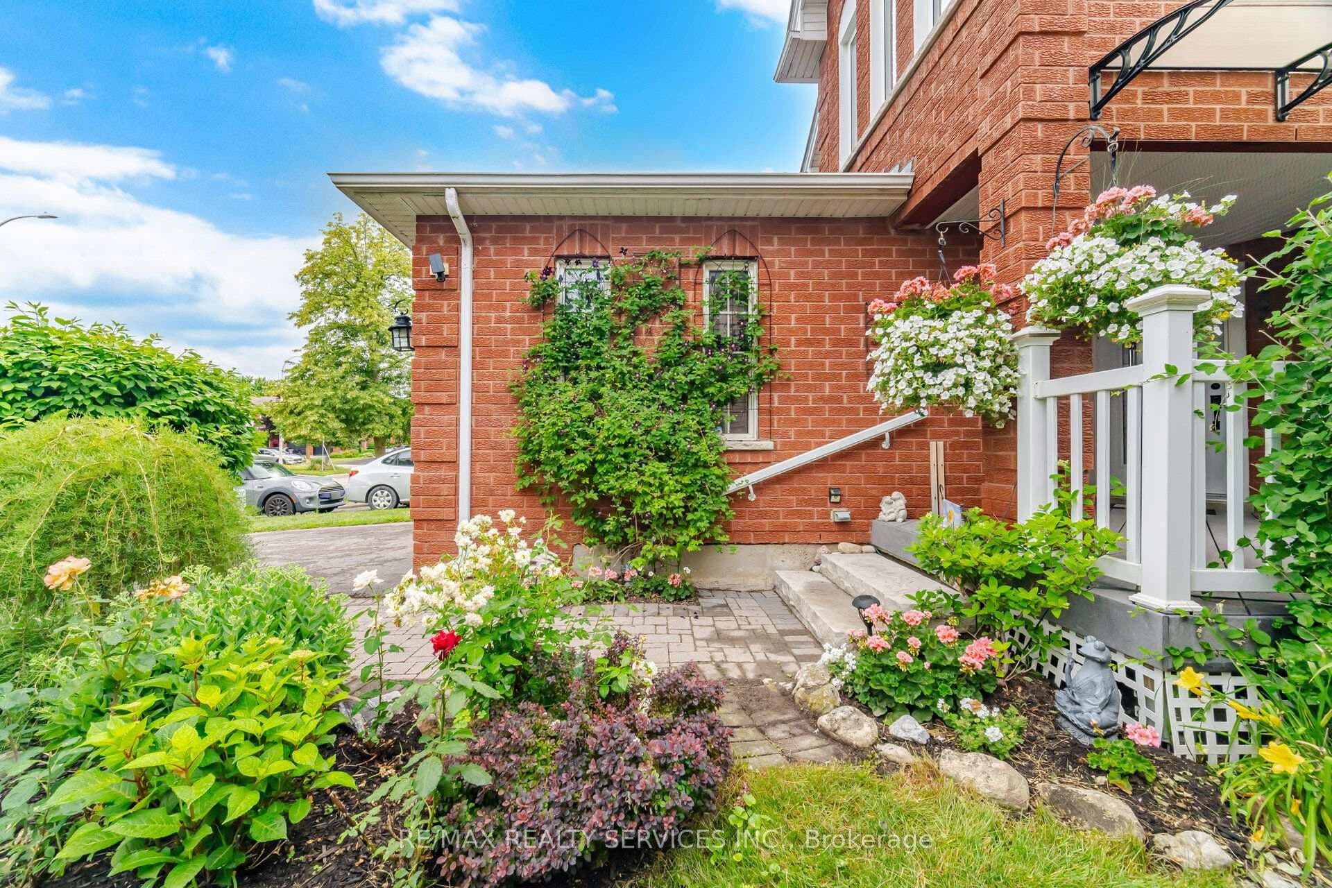 30 Henderson Crescent photo 2