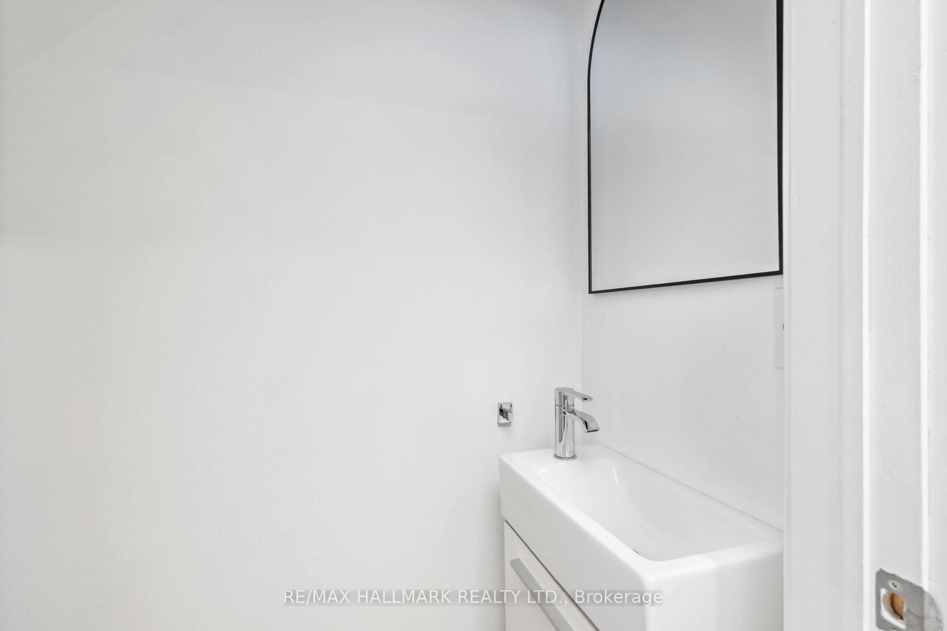 424 Kingston Road photo 16