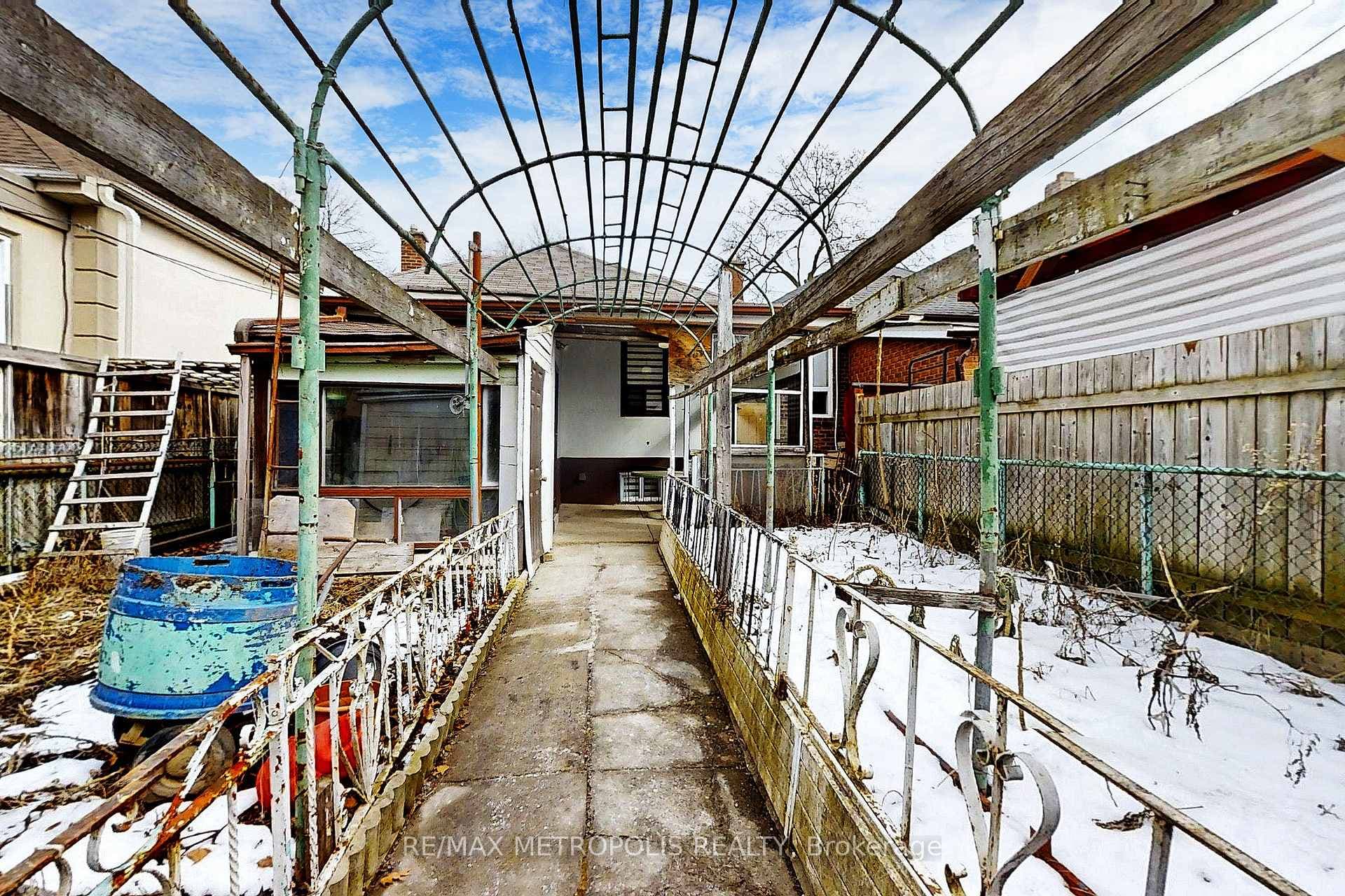 166 Harvie Avenue photo 33