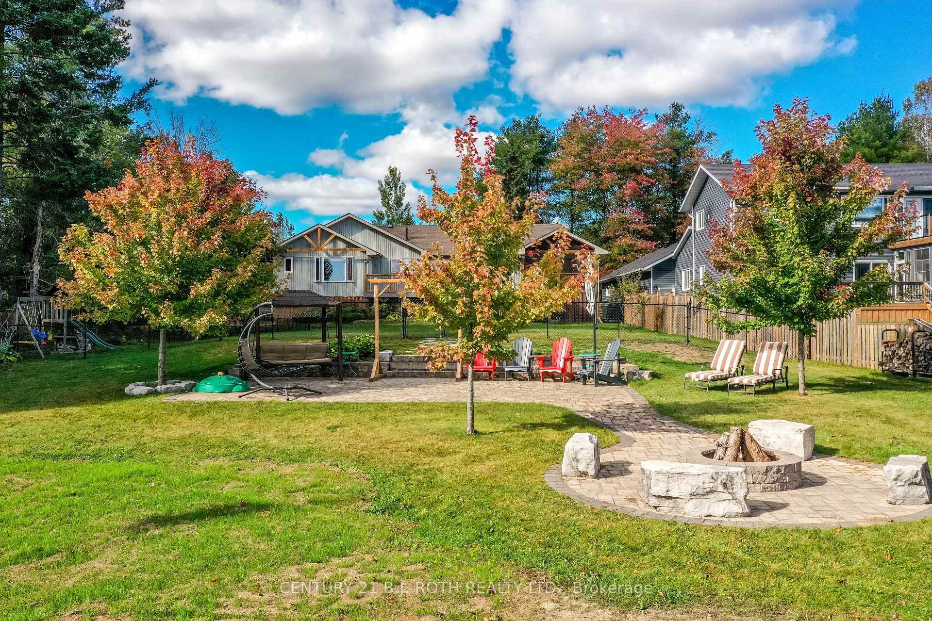 Firepit & sitting area
