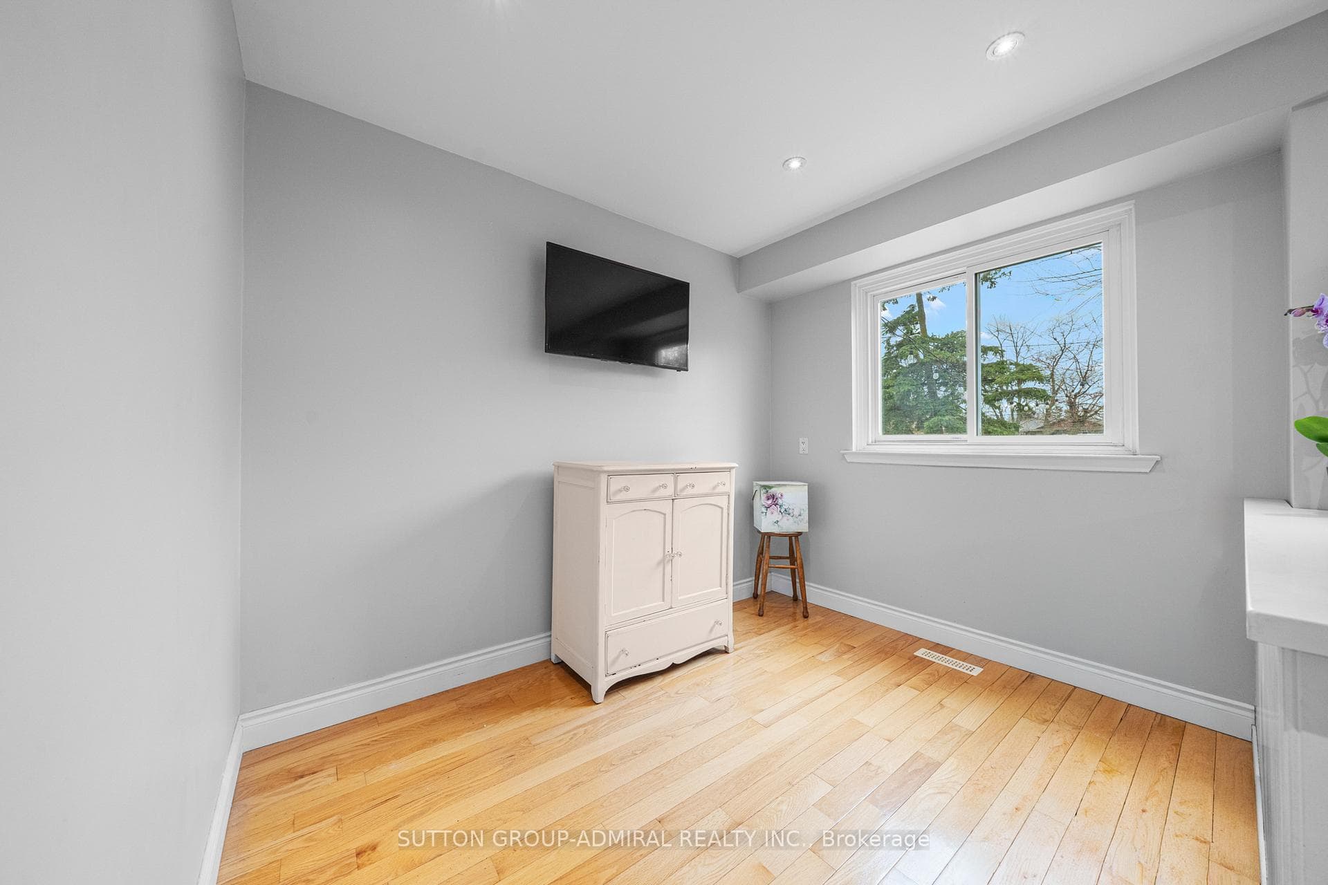 1295 Napier Crescent photo 17