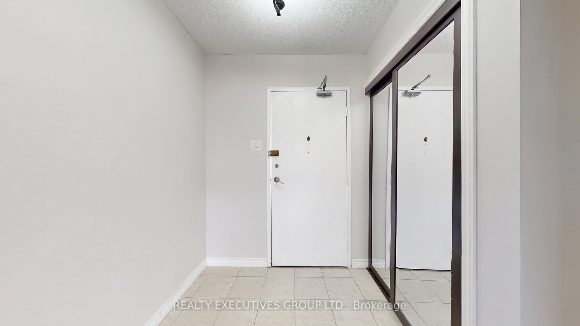 8111 Yonge Street Unit 902 photo 5