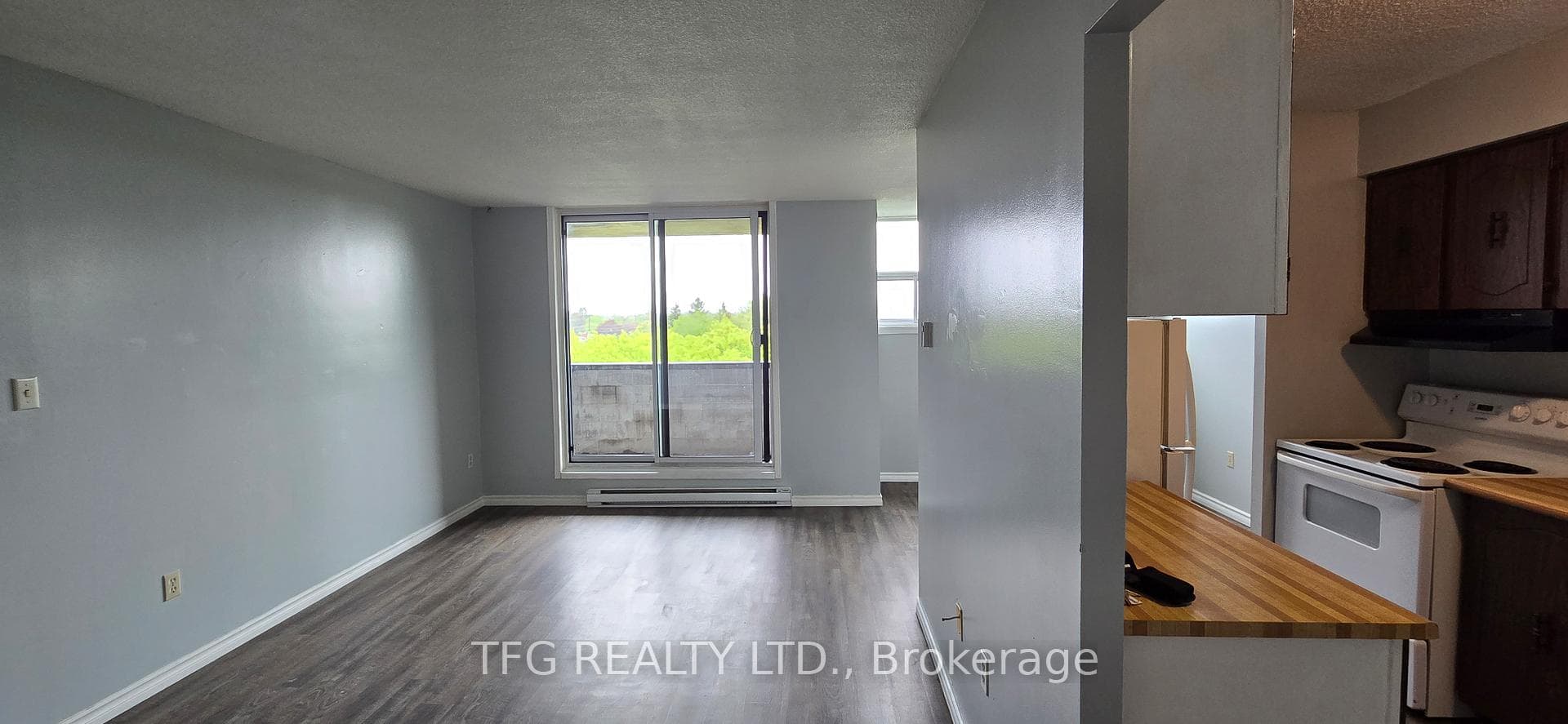 1371 Simcoe Street Unit 505 photo 1