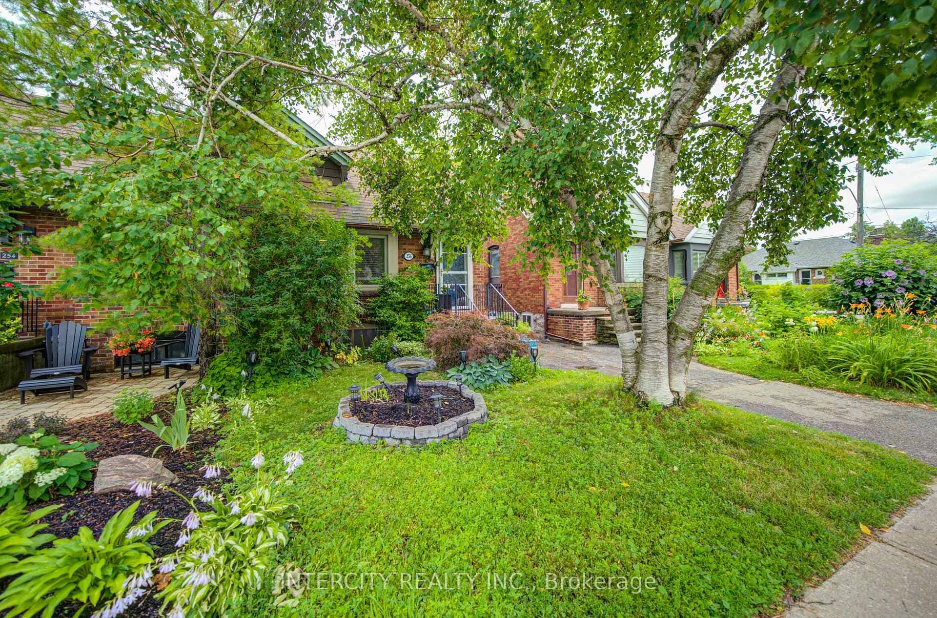 256 Blantyre Avenue photo 1