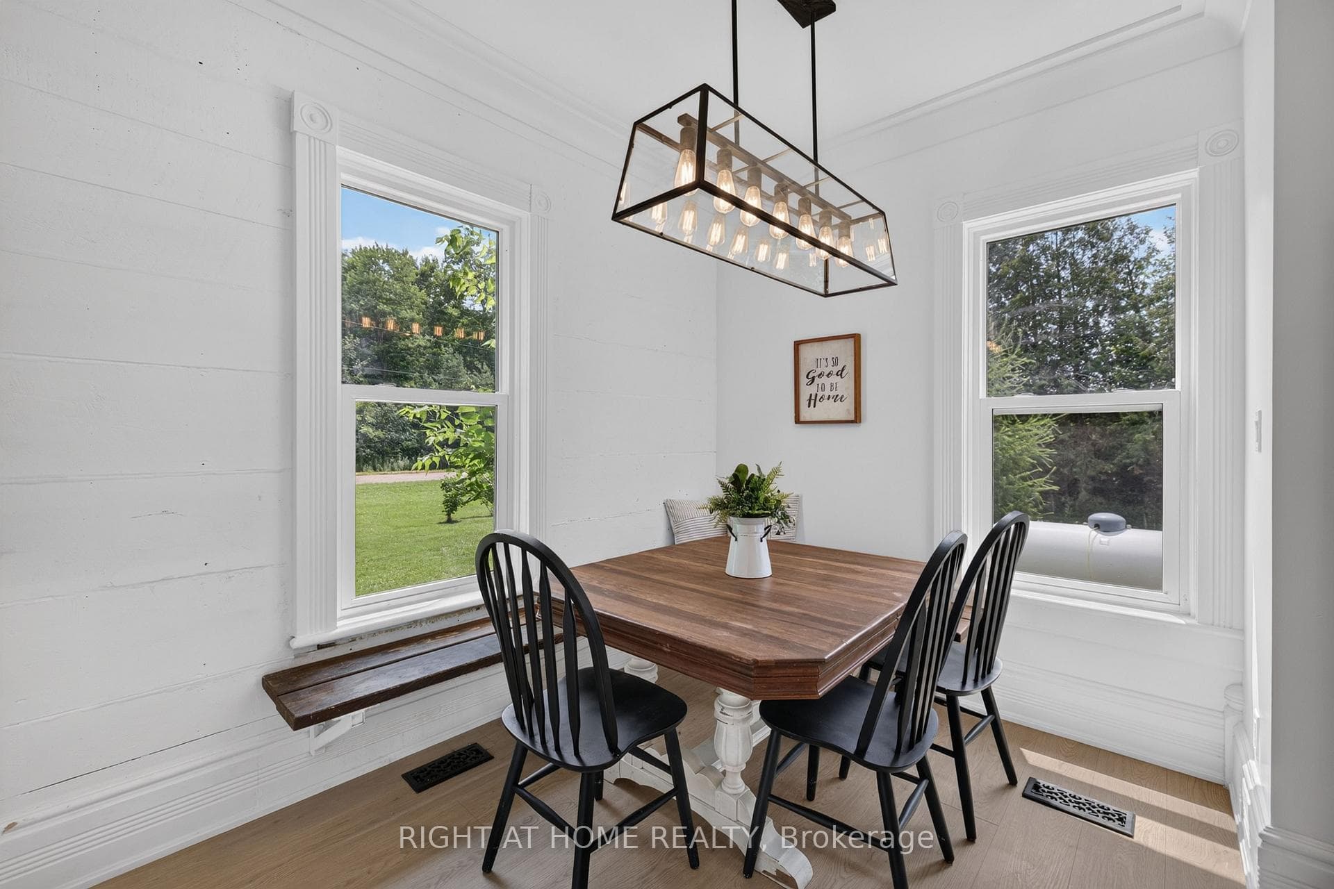 Dining room w/built in bench