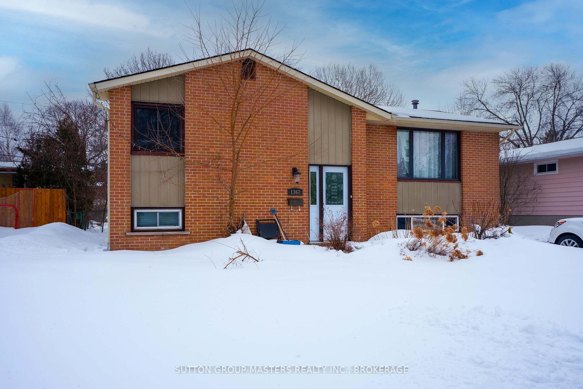 1367 Waverley Crescent photo 1