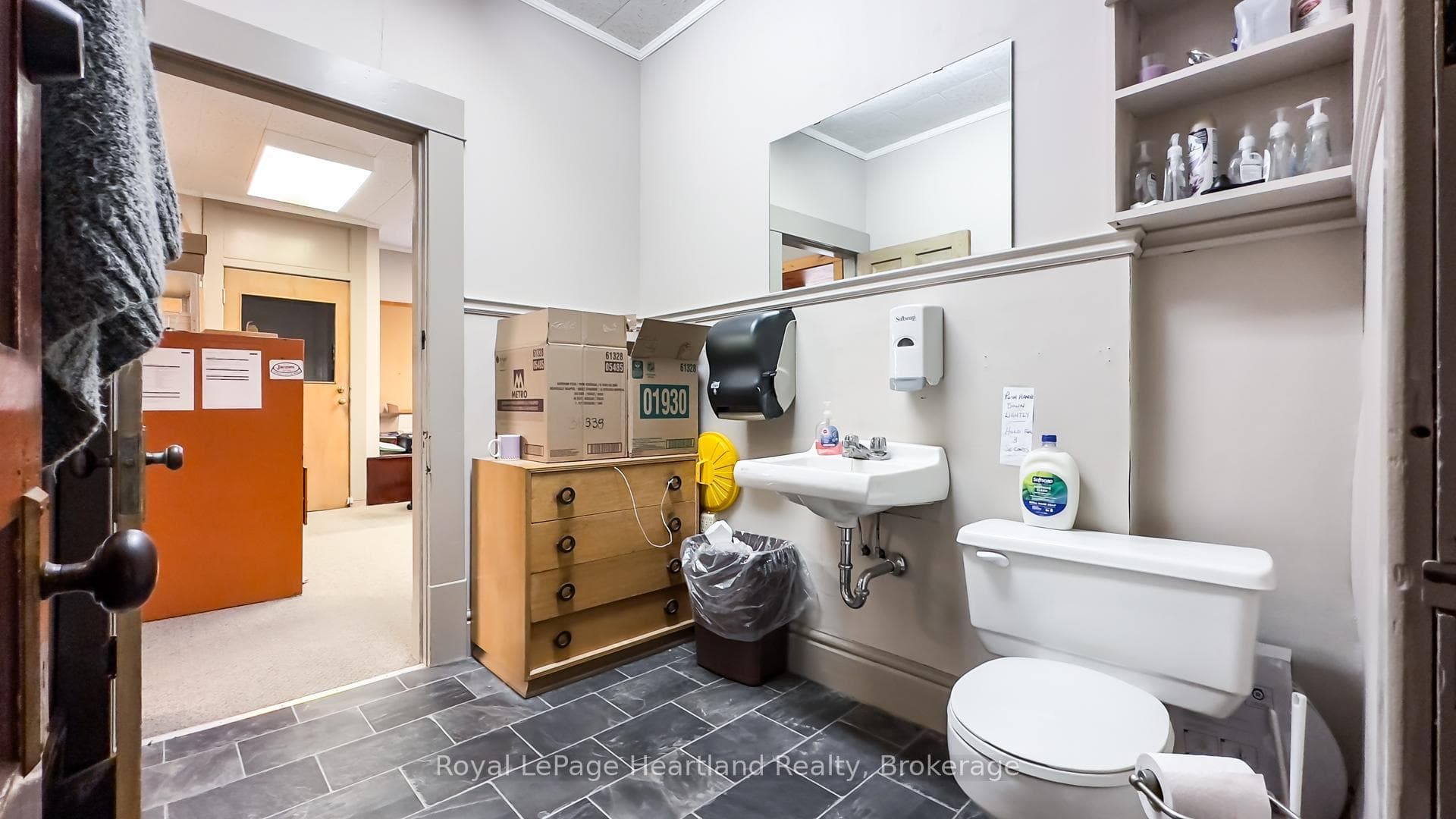 401 QUEEN Street photo 35
