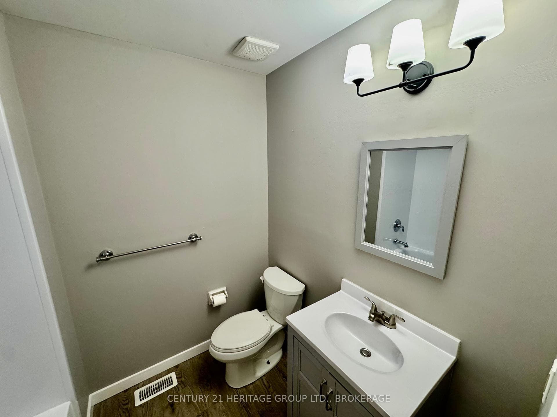 356 Owens Crescent photo 11