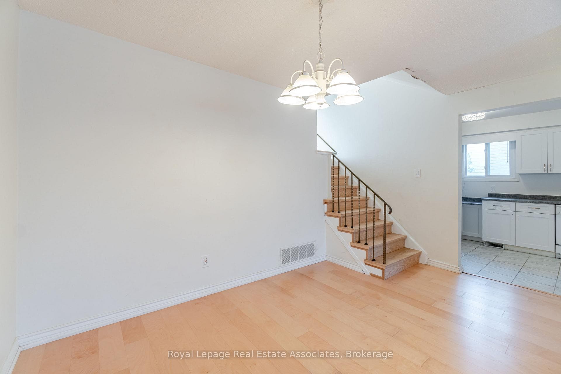 3301 Tallmast Crescent photo 14