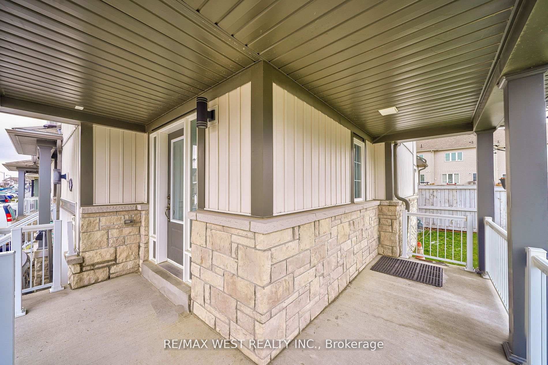 752 Cook Crescent photo 3