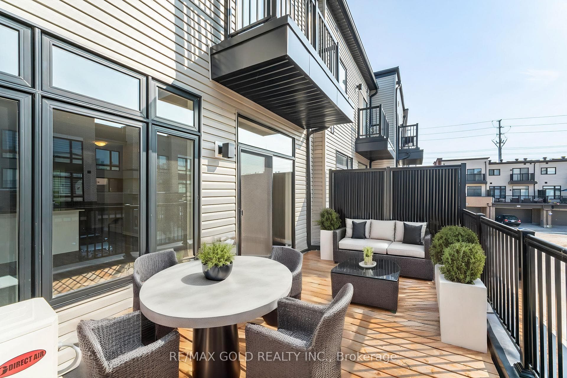 Deck Virtually staged