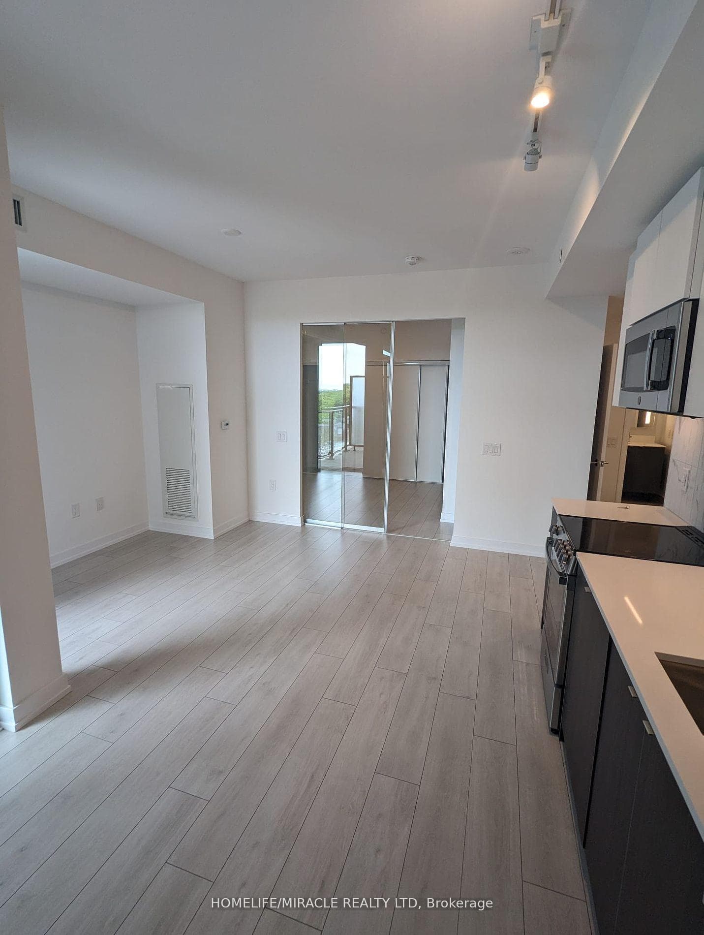 500 Dupont Street Unit 619 photo 11