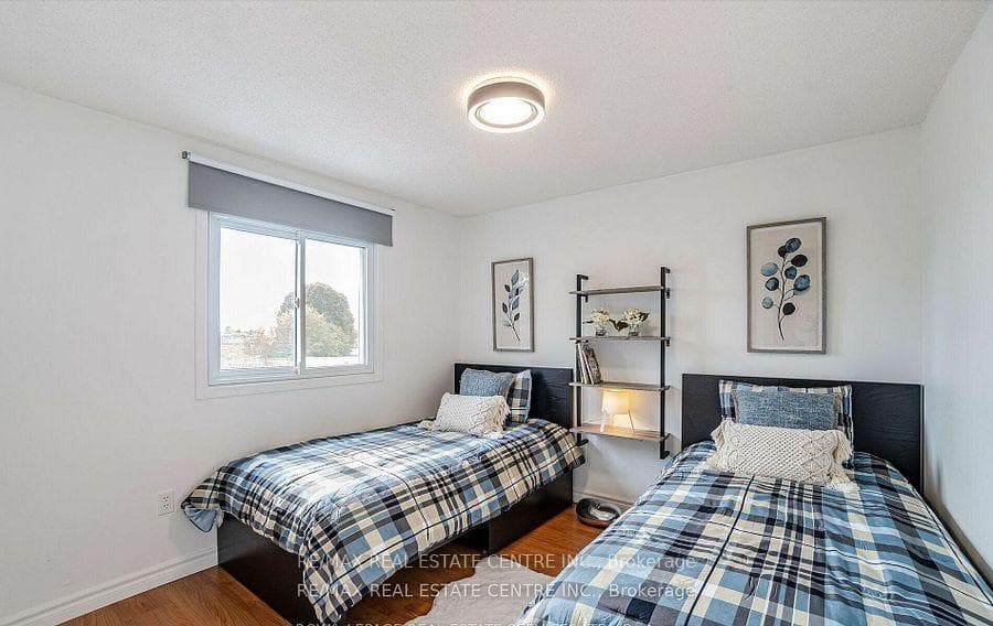 2046 Glenada Crescent photo 27