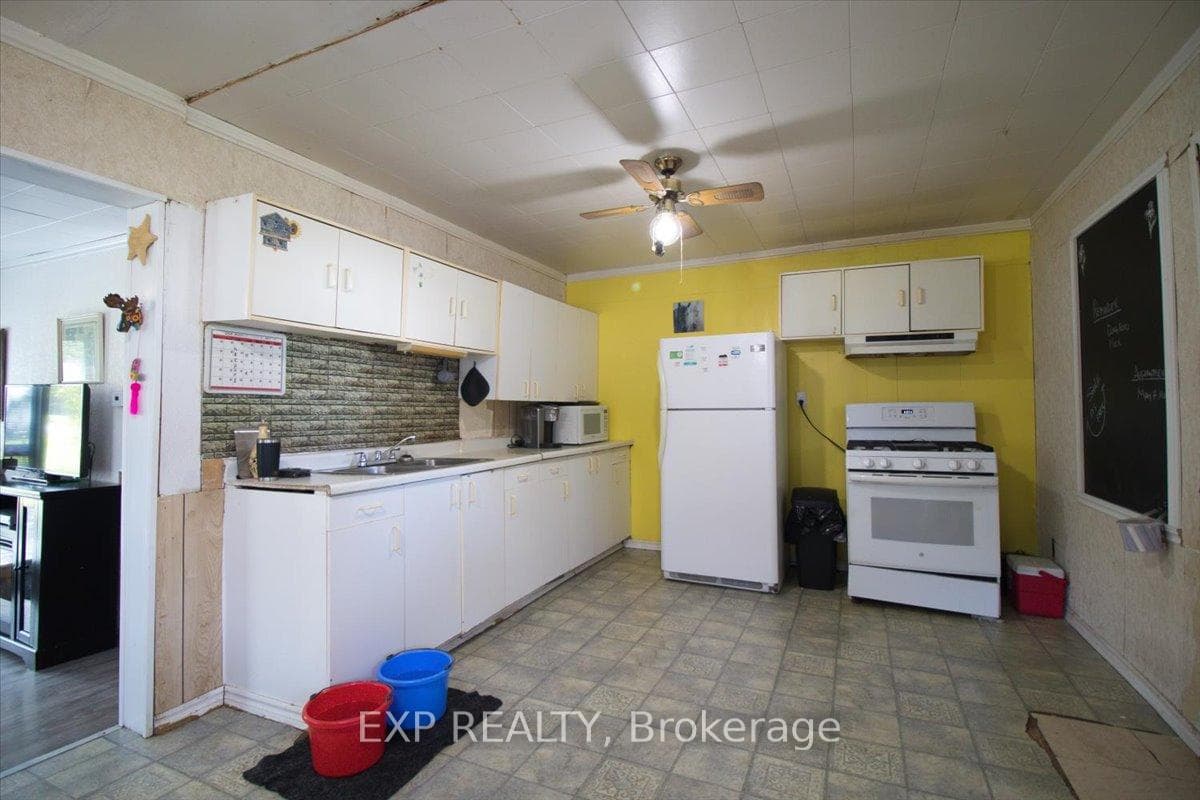 252 Queen Street photo 8