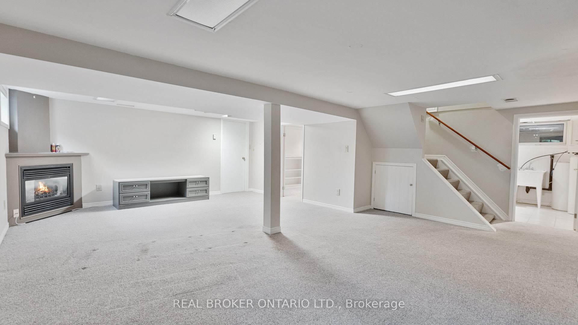 27 Grove Crescent photo 24