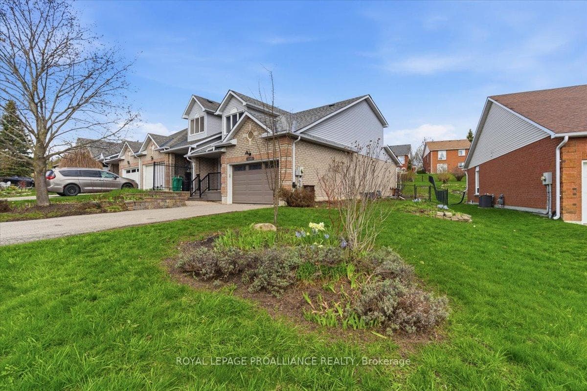 1342 Eagle Crescent photo 5