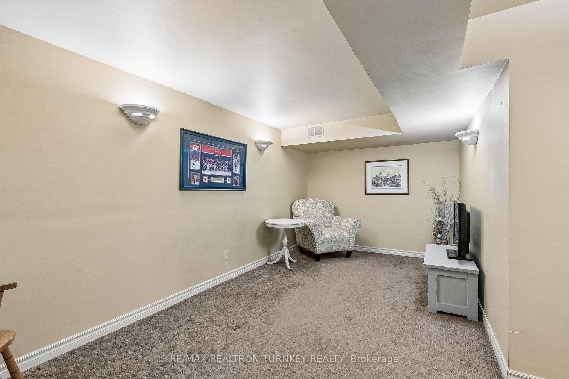 877 Playter Crescent photo 37