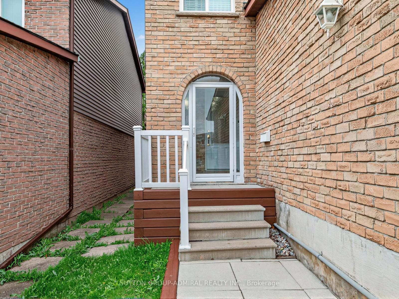 155 Mabley Crescent photo 29