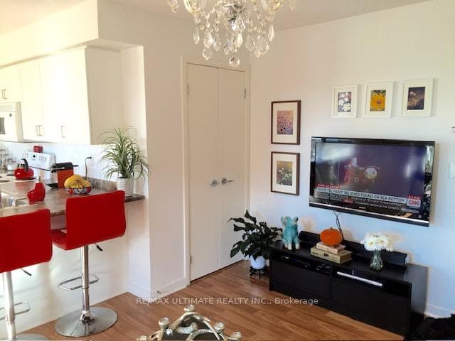 76 Shuter Street Unit 809 photo 3