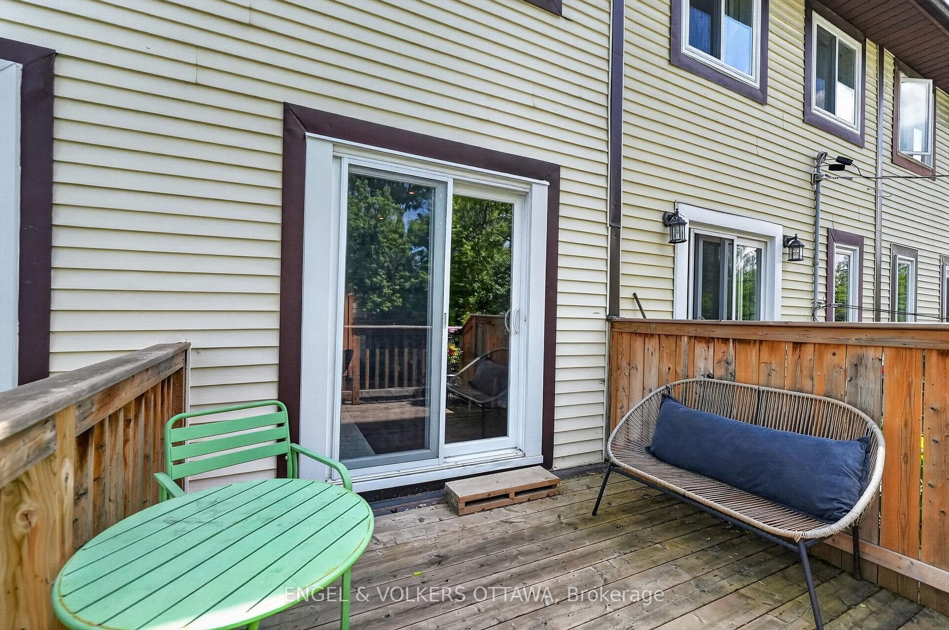 258 Carillon Street photo 17