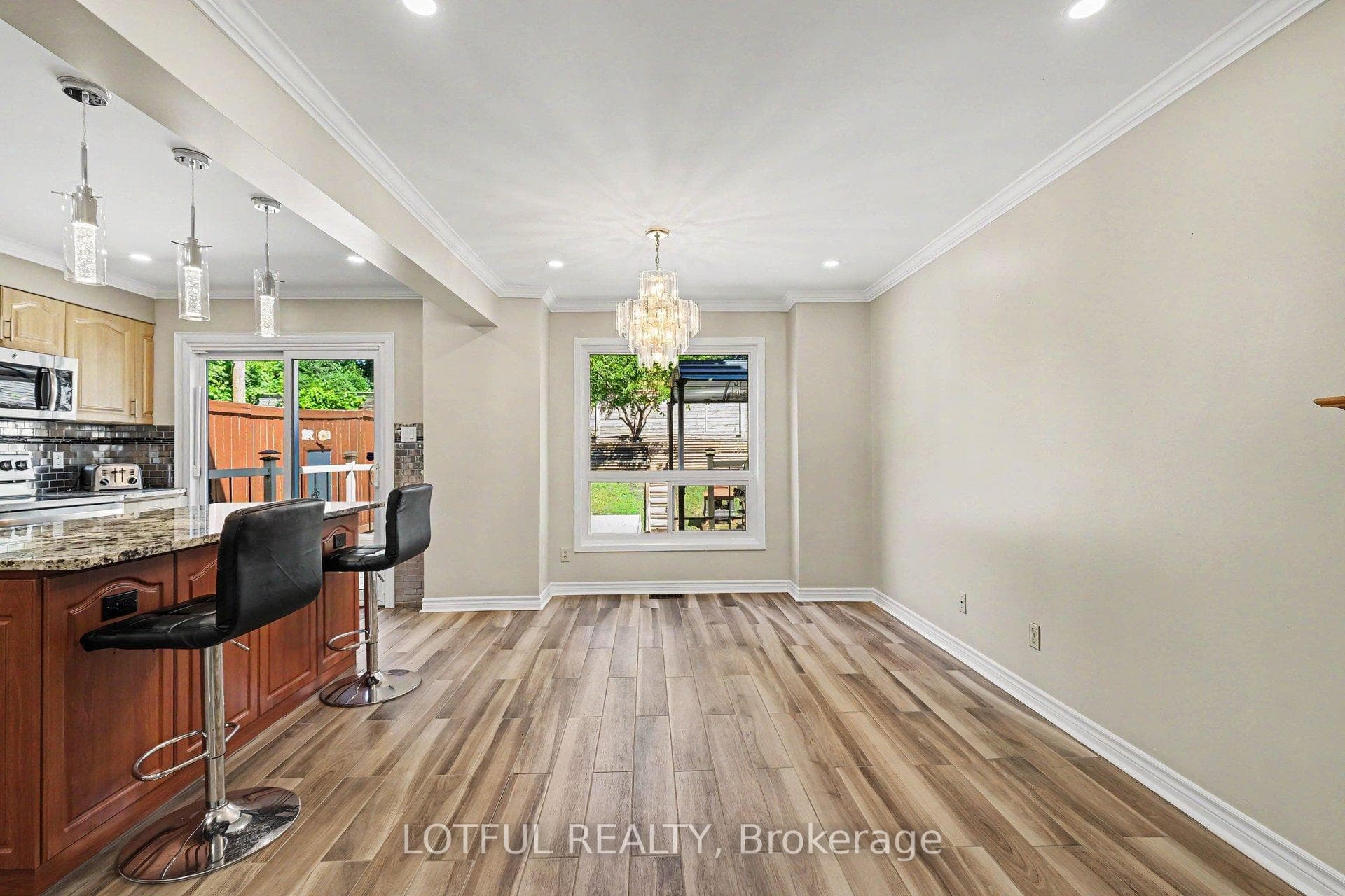 52 Fair Oaks Crescent photo 9